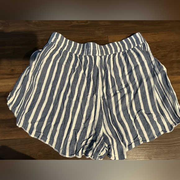 American eagle blue and white striped shorts. - Picture 2 of 3